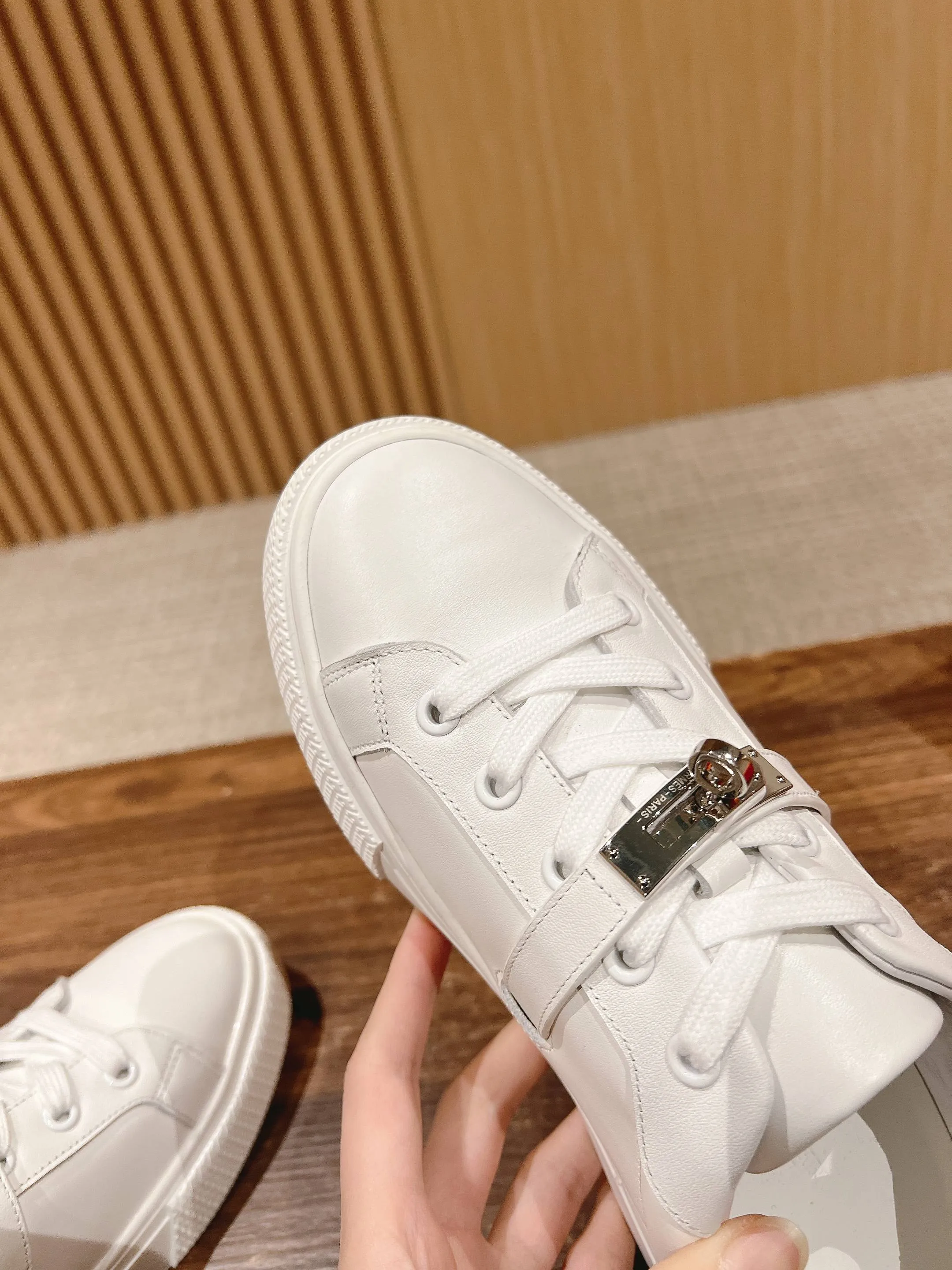 👟👟Ex-factory price 480👟👟 𝐇𝐄𝐑𝐌𝐄𝐒 Hermès classic couple style #𝐊𝐞𝐥𝐥𝐲 buckle casual white skateboard shoes. They will not conflict with shoes at all. Full of unknowns, Hermès rarely produces flat casual shoes and they are paired with classic palladium-plated Kelly shoe buckles! People will fall in love with it at first glance. It is very versatile ~ you can wear it with skirts and pants at will. 🉑️Close your eyes and look super noble. ❥ MATERIAL Specific cowhide/canvas material, sheepskin lining, original molded TPU outsole Size: 35-44